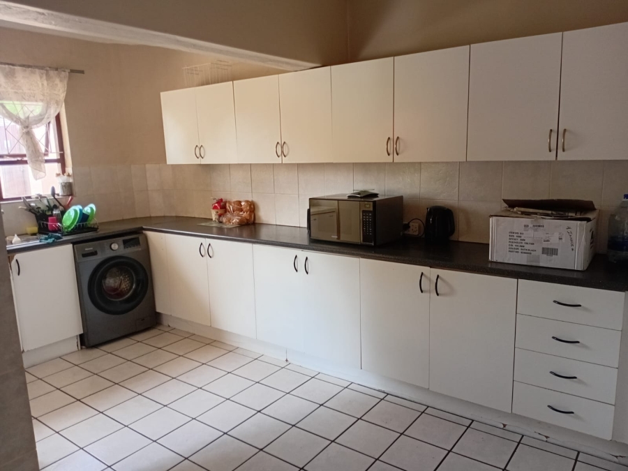 To Let 4 Bedroom Property for Rent in Bonza Bay Eastern Cape